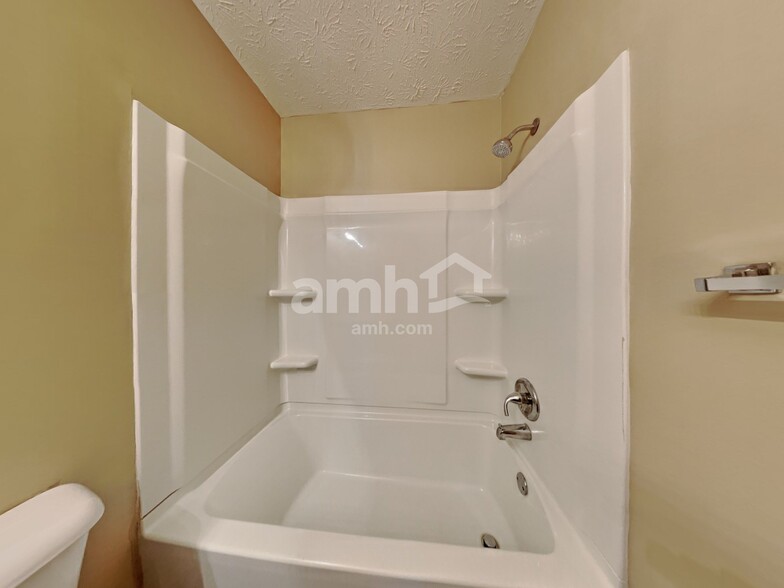 Building Photo - 998 Canary Creek Dr