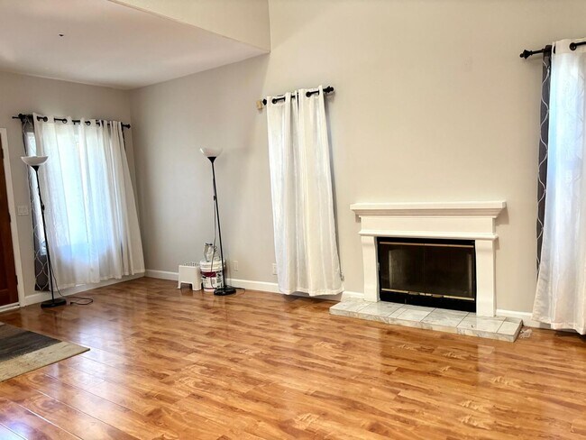 Building Photo - Welcome to this stunning 3-bedroom, 2.5-ba...