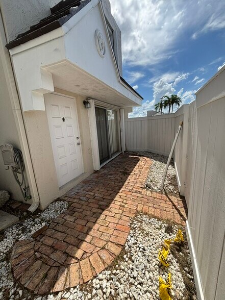 Building Photo - 6850 SW 45th Ln