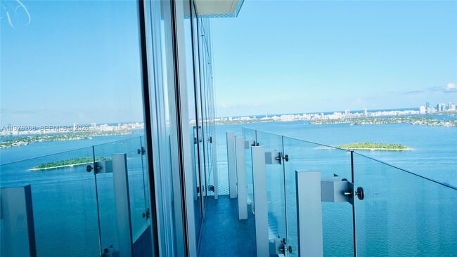 Building Photo - 700 NE 26th Terrace