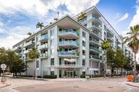 Building Photo - "Experience Urban Elegance: Spacious 2BR/2BA Condo in the Heart of Tampa!"