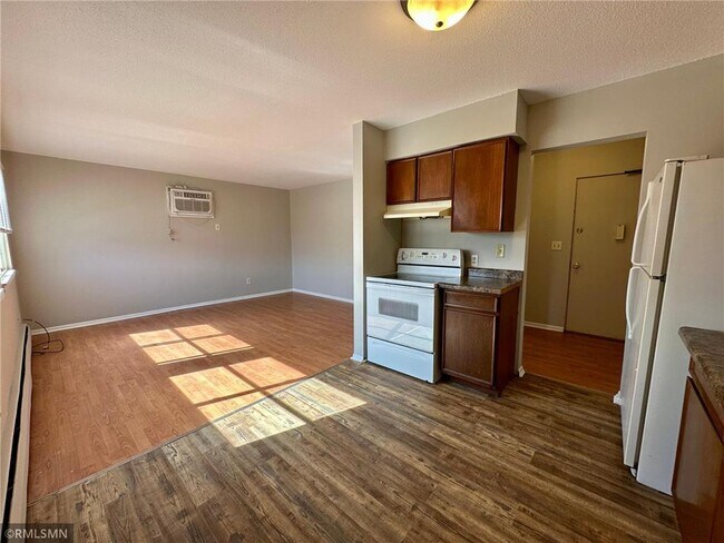 Building Photo - 1566 N Woodbridge St