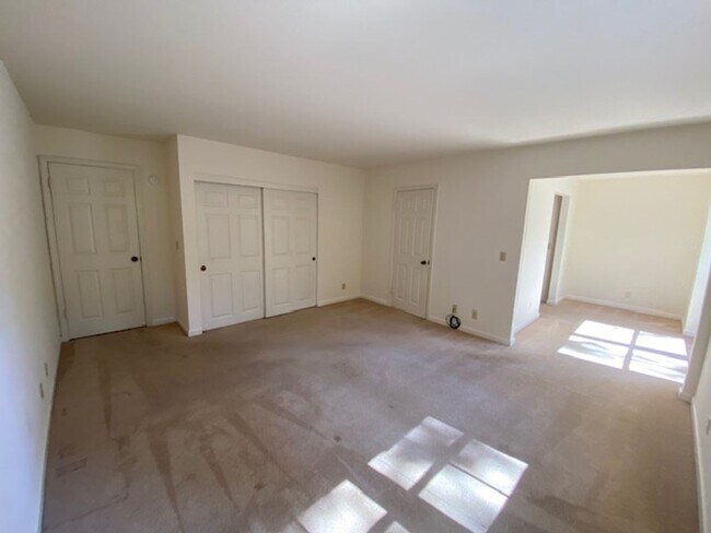 Building Photo - 15 Glen Lake Dr