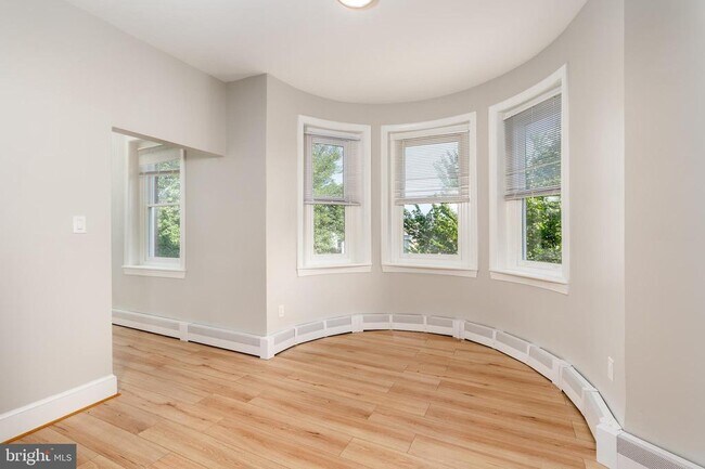 Building Photo - 523 Constitution Ave NE