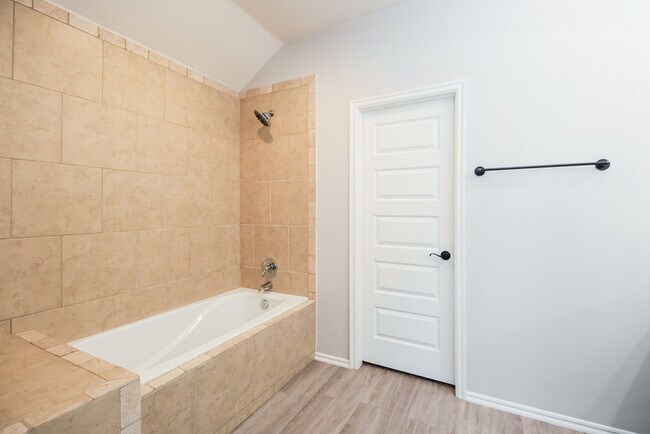 Building Photo - Beautiful 4 bed 2 bath 3 car garage home!!