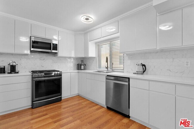 Building Photo - 5255 Coldwater Canyon Ave