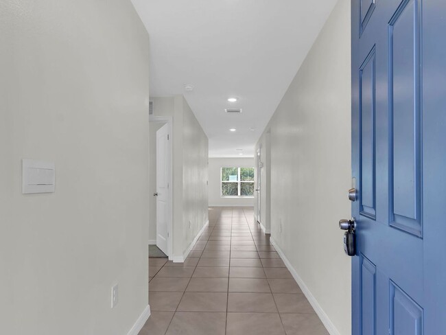 Building Photo - Beautiful 4 bedroom 2 bathroom Single Family House! Like new!