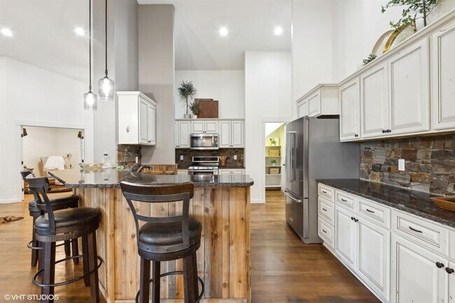 Building Photo - Stunning Columbia Falls Home w/horse pasture