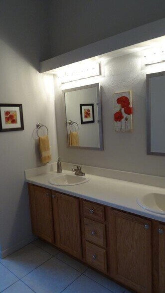 Master bathroom - double sinks - 979 West Skyview Crossing Drive