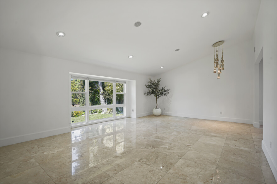 Building Photo - 16544 Park Lane Dr