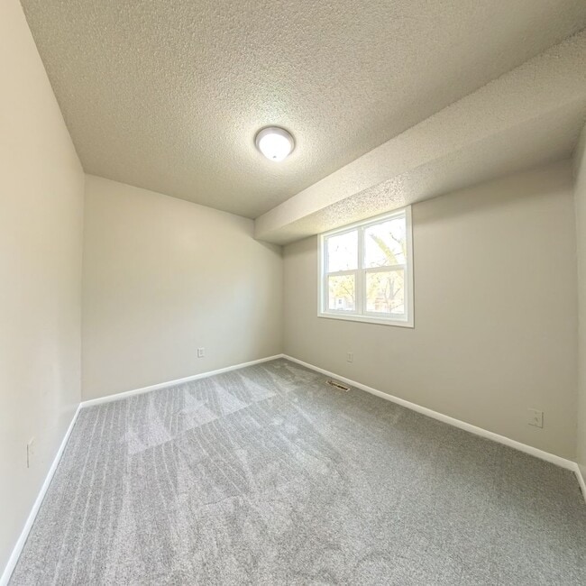 Building Photo - 3 Bedroom 1 Bath Duplex