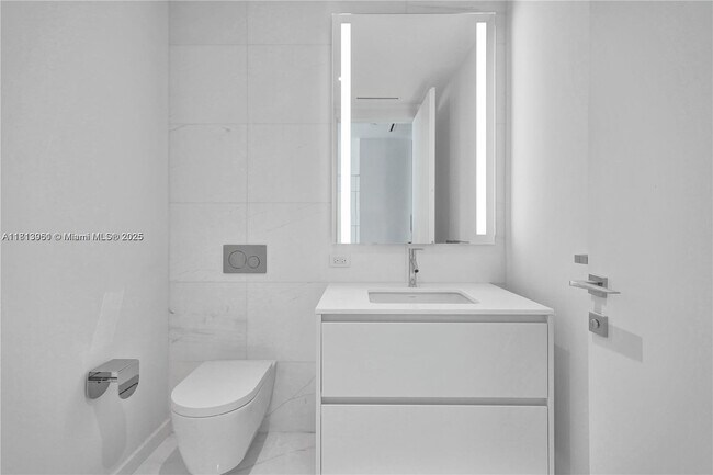 Building Photo - 300 Biscayne Blvd Way