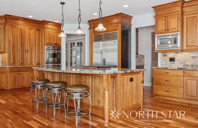 Building Photo - Stunning Bull Mountain Estate