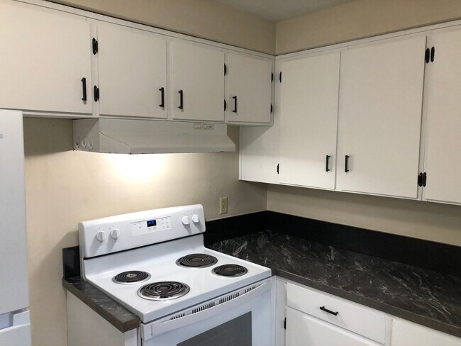 Building Photo - Updated 3 bedroom 1 bath house in Springfi...