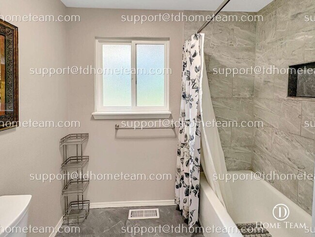 Building Photo - "Spacious 4-Bed Oasis with Granite Touches & Finished Basement in Renton!"