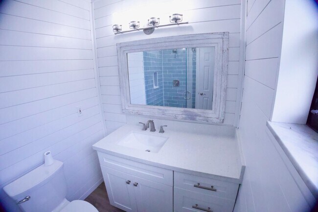 Building Photo - 700 N Perry Ave