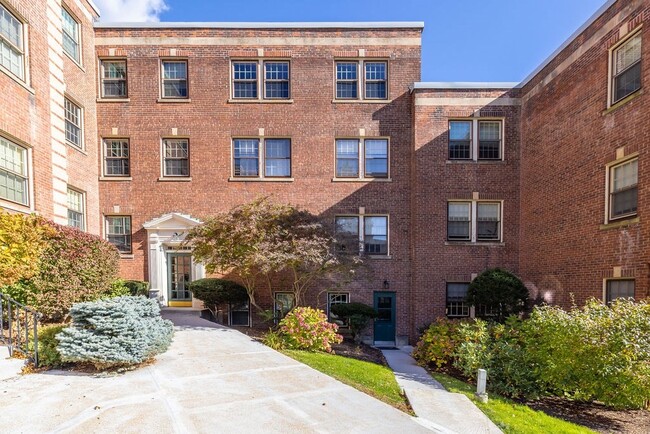 Building Photo - 1490 Beacon St