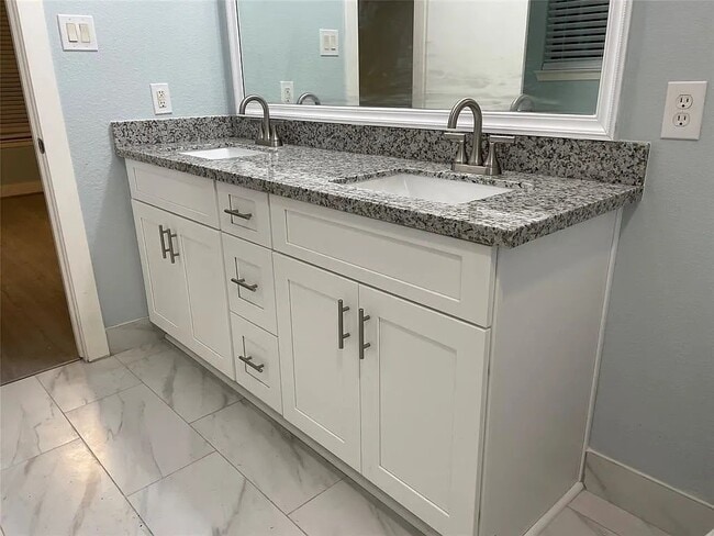 Building Photo - 6310 Hall Pond Ct