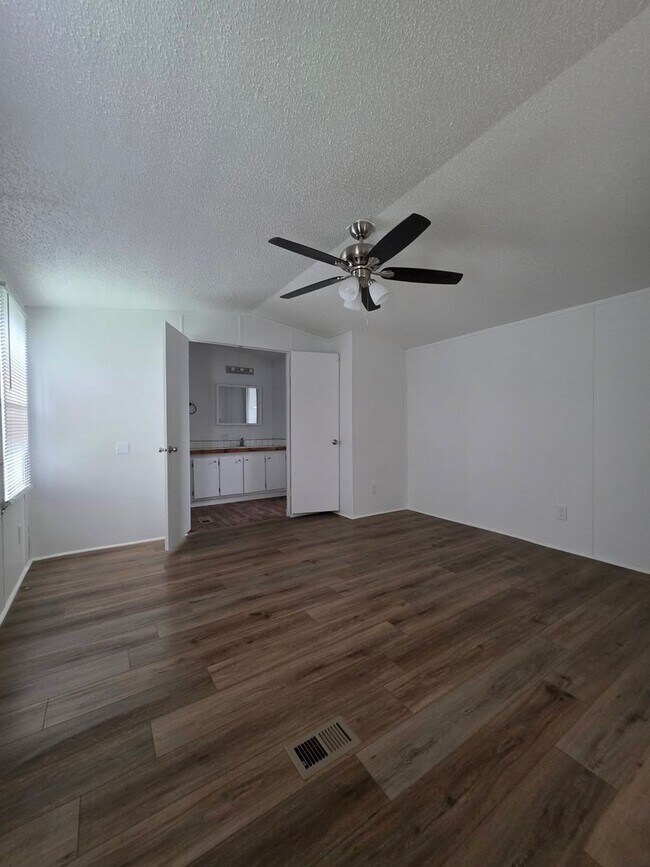 Building Photo - Ready to Move in