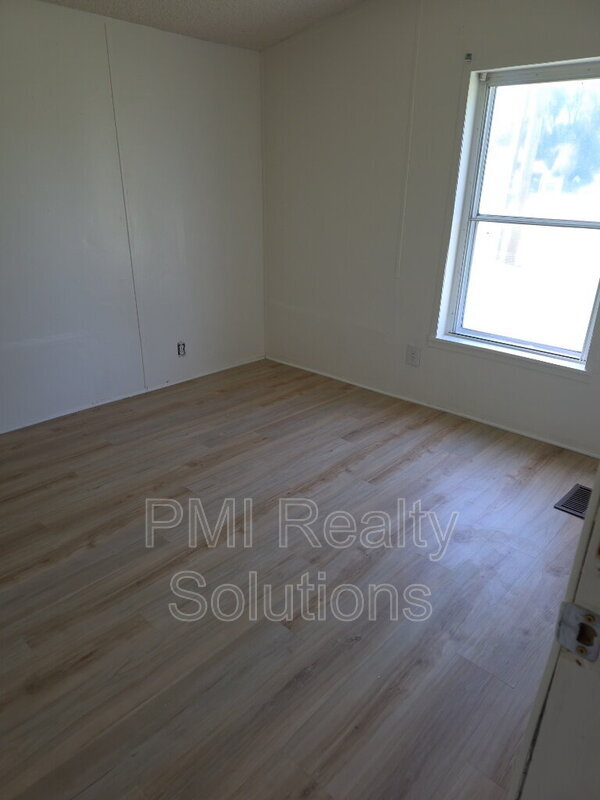 Building Photo - 305 W Dixieland Ave