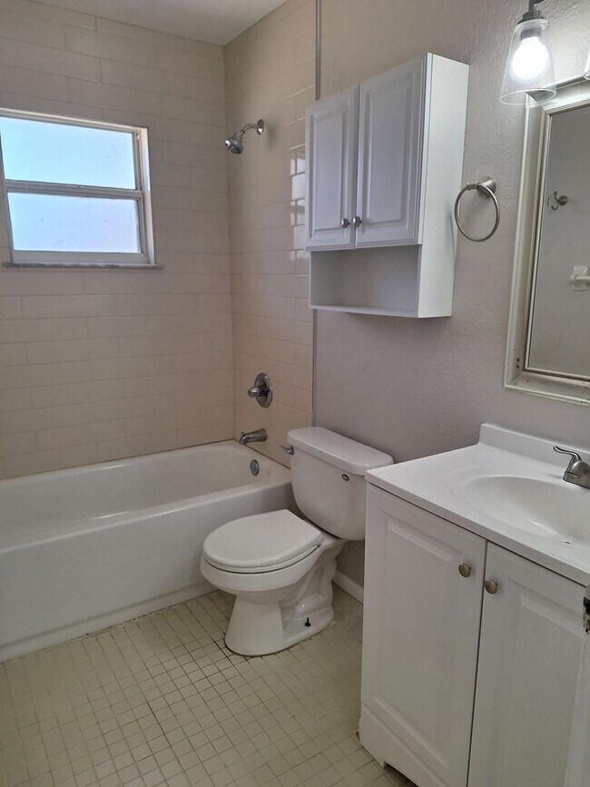 Building Photo - 3BR 2BA 1 Car Garage, Edgewater