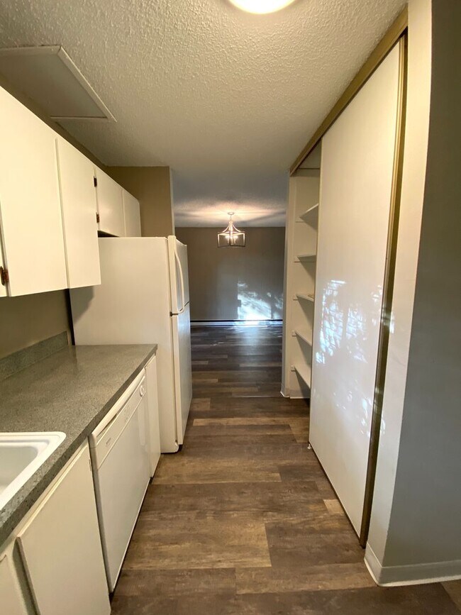 Building Photo - Large, Updated 2 Bedroom, 1.5 bath Townouse in Lovely Multnomah Village