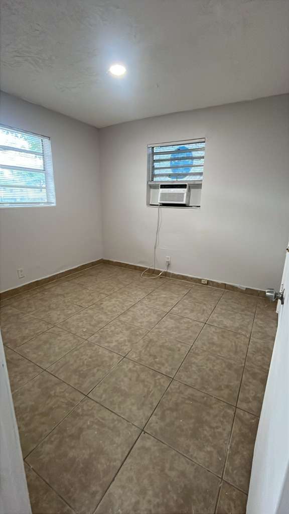 Building Photo - 2349 Farragut St