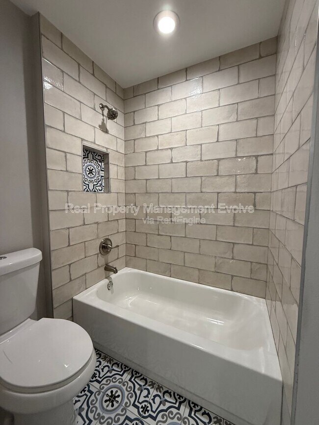 Building Photo - 606 E Royal Palm Square N