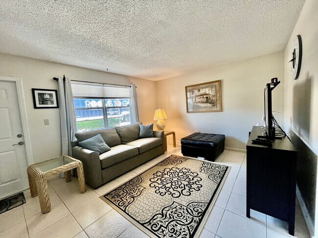 Building Photo - Seasonal Rental in Stuart