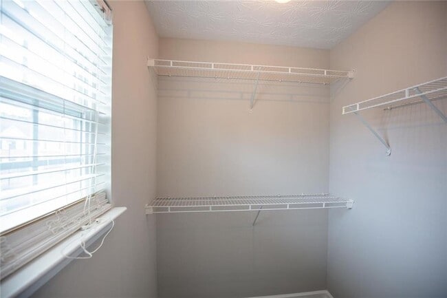 Building Photo - 649 Kenridge Dr