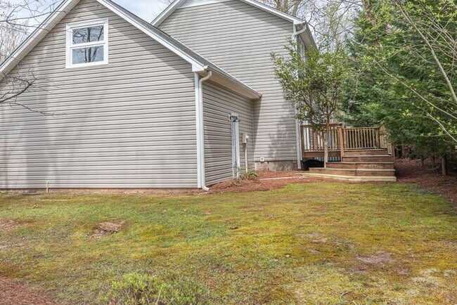 Building Photo - NW Large Updated Home! LR, DR, Den, FP, Ha...