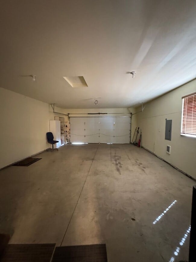 Building Photo - Modern 3BR/2BA Rental with Large Kitchen &...