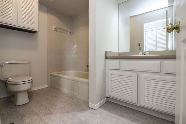 Building Photo - Lovely South Tulsa location close to shopping and restaurants