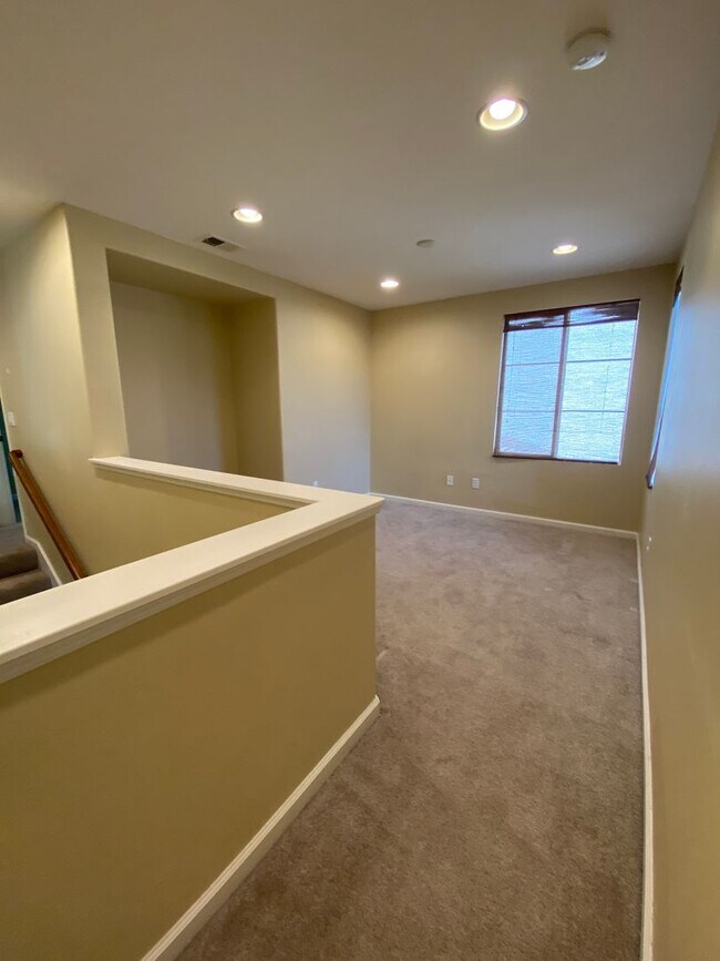 Building Photo - San Ramon Gale Ranch Townhouse 3BD/2.5BA with 4th Room for Office Loft! Community Pool Included!