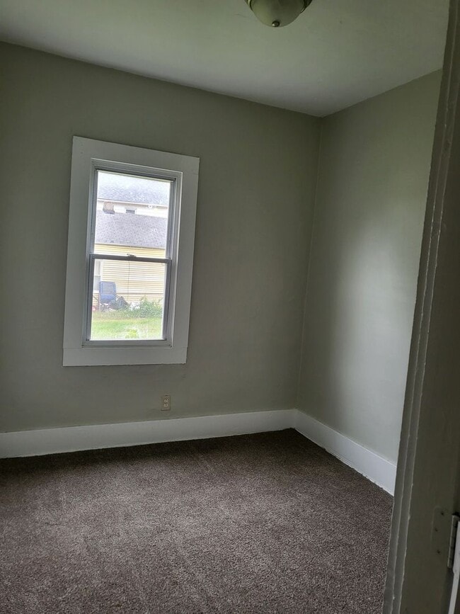 Building Photo - 2 bed 1 bath house