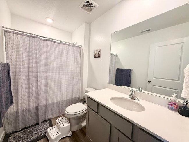 Building Photo - 38 N Northshore Dr