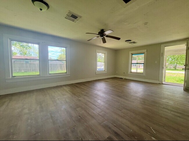 Building Photo - 701 N Hackberry St