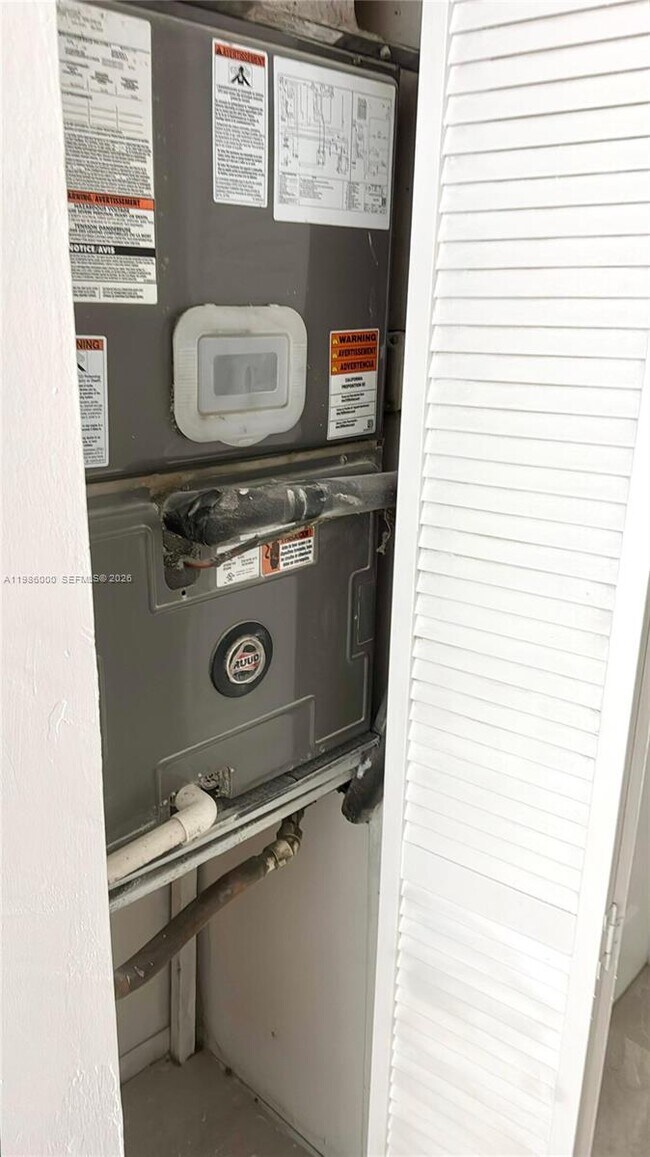 Building Photo - 6201 SW 37 Ct