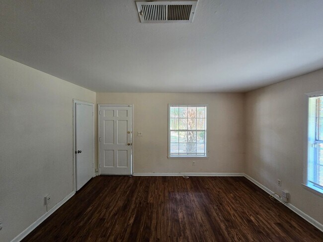 Building Photo - 2 bedroom 1 bath available for rent ~ trash and lawn care included!