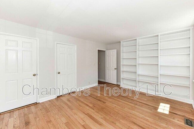 Building Photo - 3057 S Buchanan St