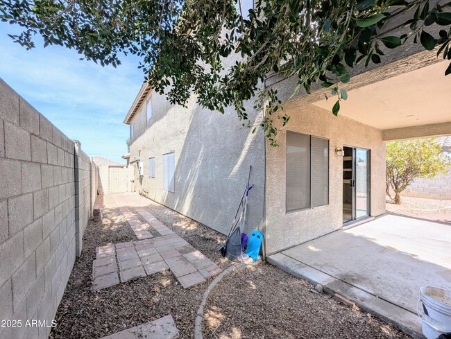 Building Photo - 8861 W Paradise Dr