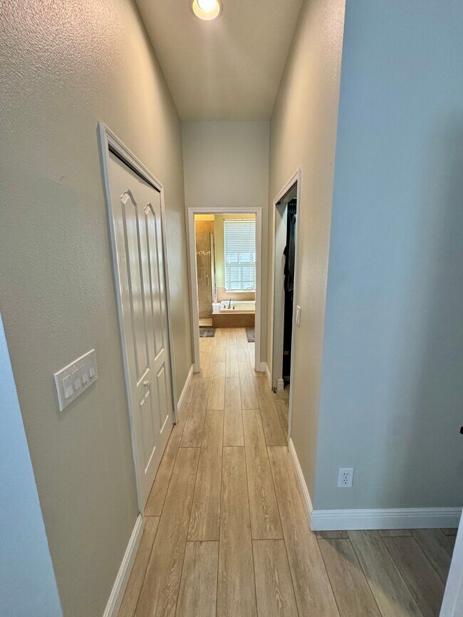 Building Photo - 480 Bridle Path Way