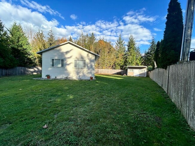 Building Photo - Two Bedroom, 1 Bath Home for Rent in Maple...