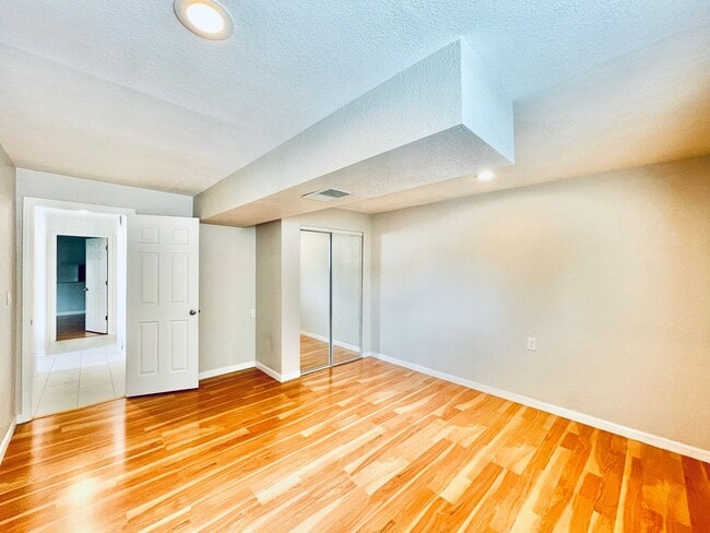 Building Photo - Beautifully Renovated 5 Bedroom House with Large Yard!