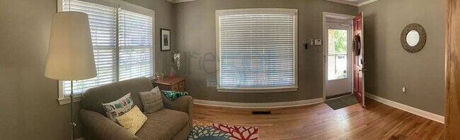 Building Photo - 2BR/1BA brick bungalow in Stiff Station, steps from UAMS!