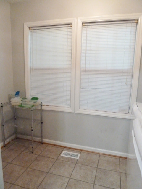 Building Photo - Great location! 4br house w/ parking, larg...