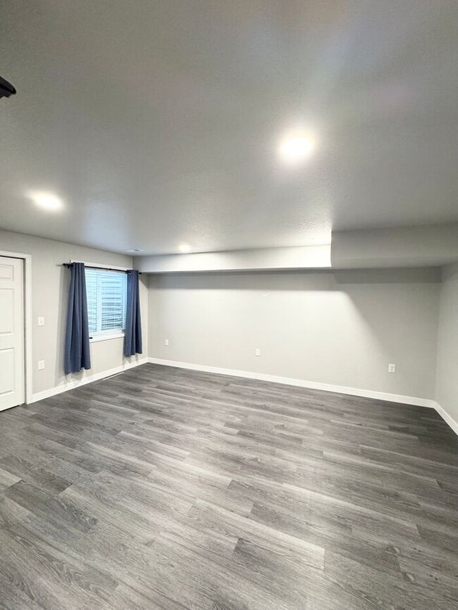 Building Photo - Beautiful 3 bedroom 3.5 bath Townhome Minu...