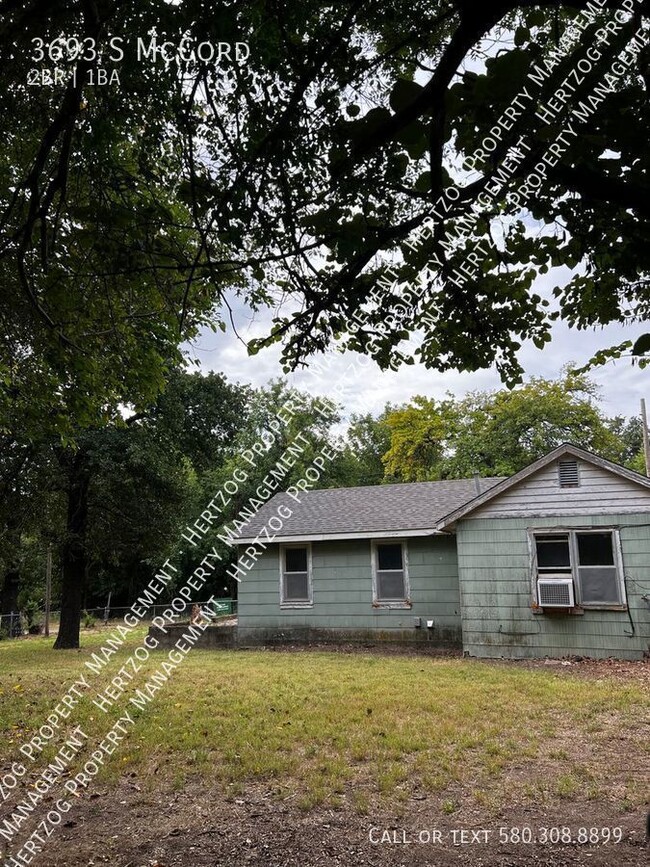 Building Photo - Country Living Close to Town