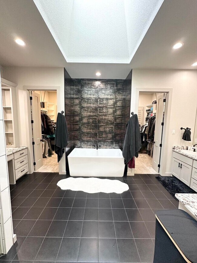 Building Photo - 4 Bedroom 3 Bathroom for Rent