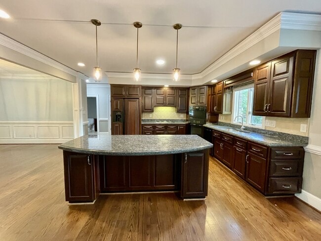 Building Photo - 4 Bed, 4 And A Half Bath Nest In Haymount